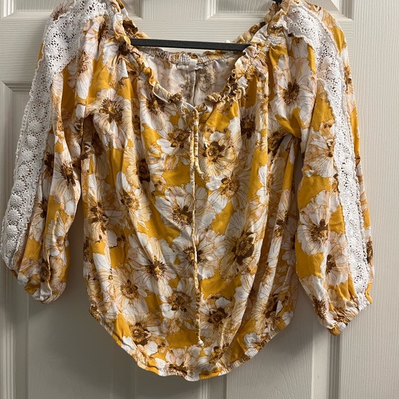 Maurices Yellow Floral Blouse with Lace Sleeves xsmall - Picture 7 of 9